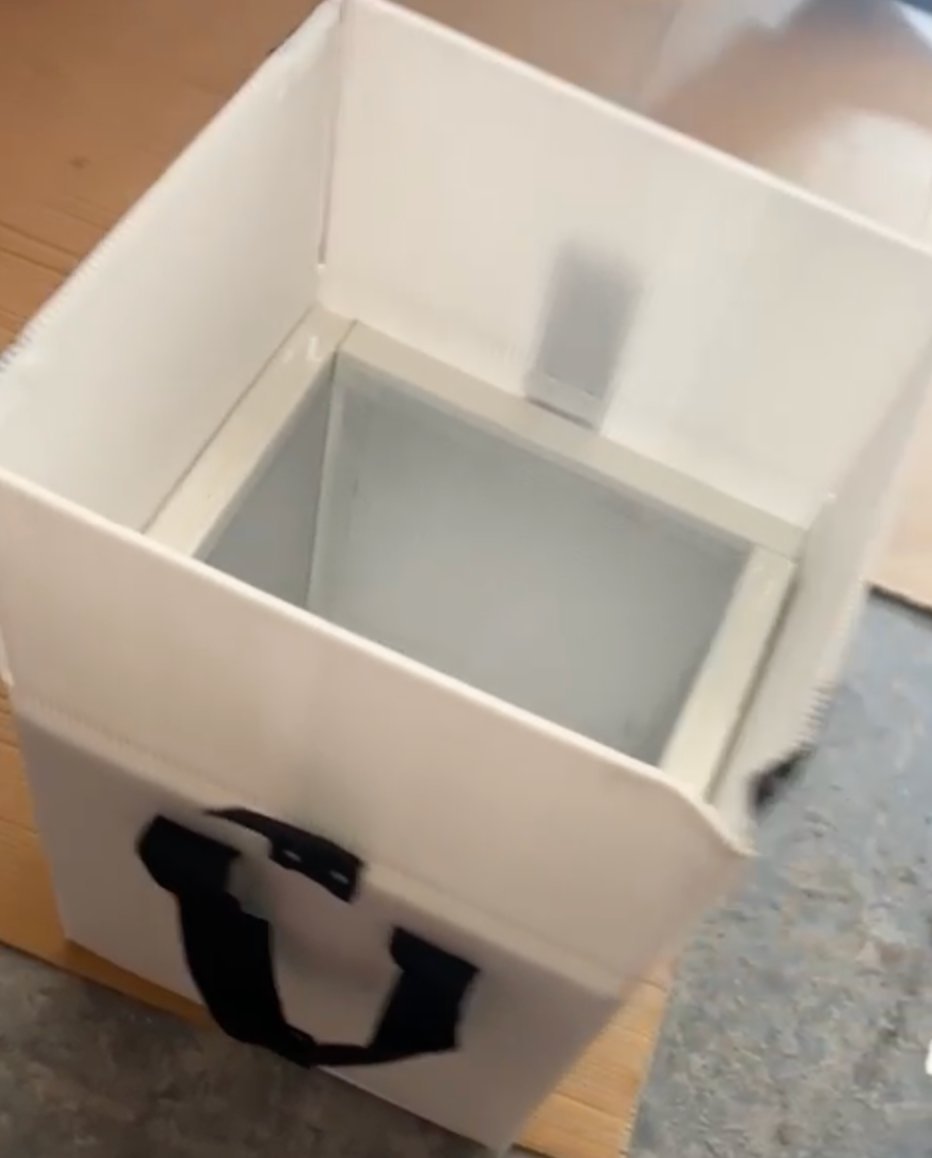 Open VIP insulated box showing the vacuum insulation panel liner inside the PP hollow outer carton