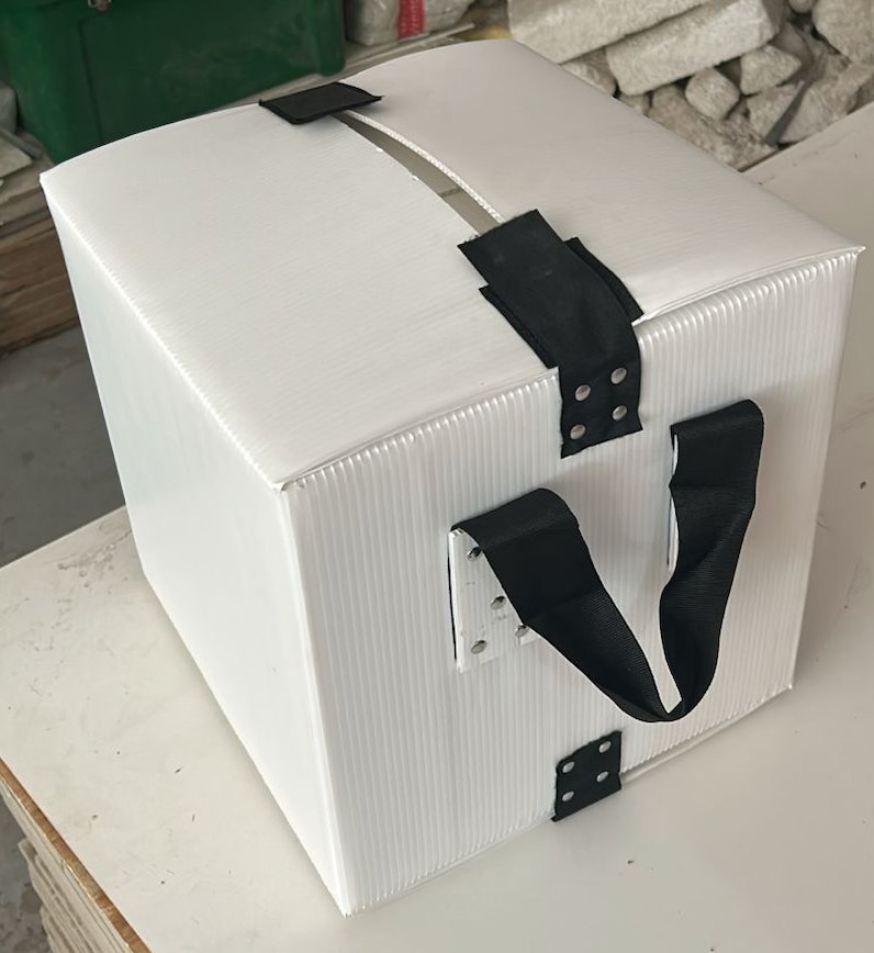 VIP insulated box with PP hollow board outer shell and carry straps for medicine and vaccine transport